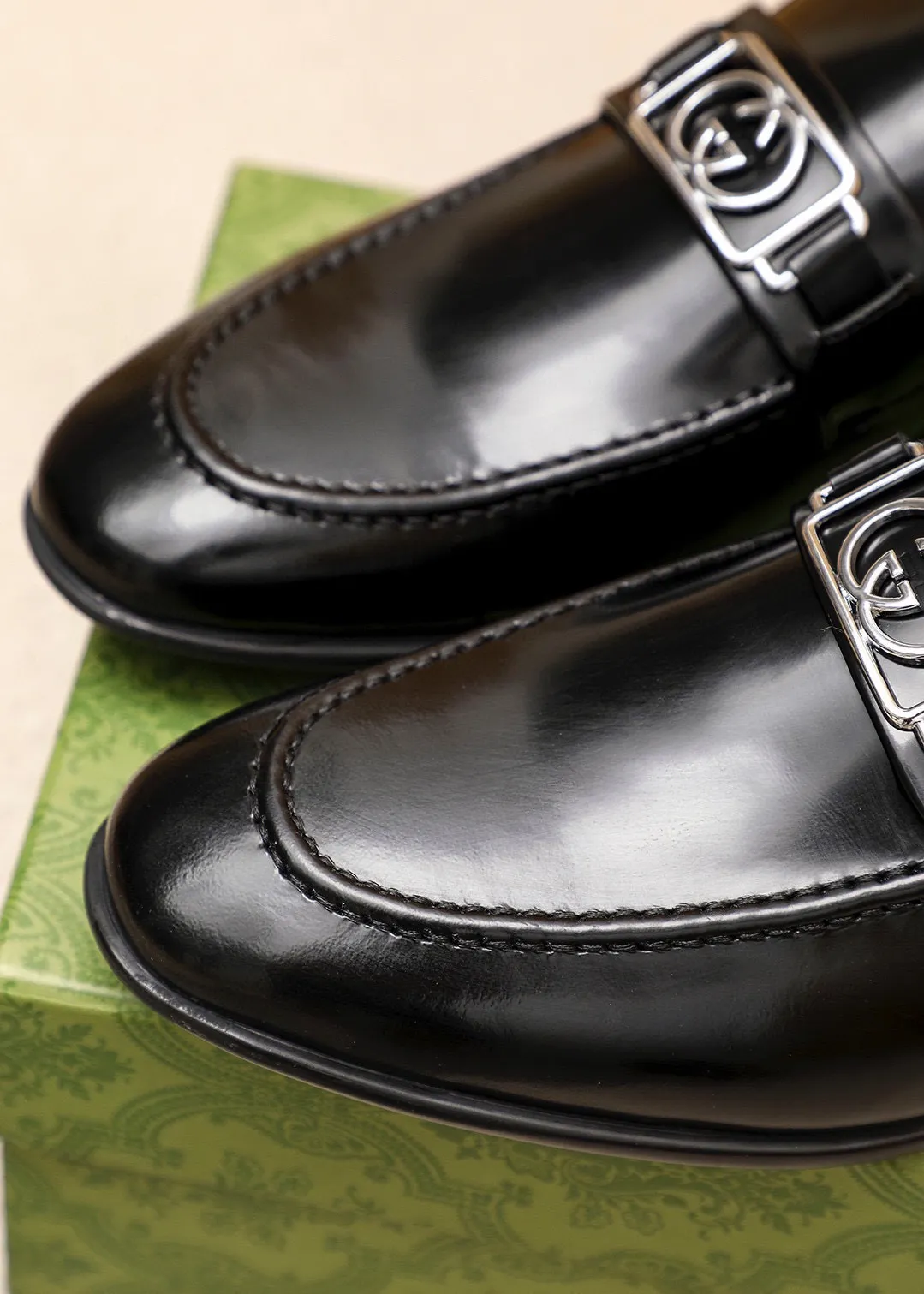 Men's shoes 💰460 💐 Product trademark: GUCCI "Gucci" casual leather shoes Regular size: 39-45 (38.45🉑️customized) Product materials: Selected imported first-layer open-edge beaded cowhide leather upper + luxury hardware buckle, imported cowhide leather lining. Strong three-dimensional visual effect, rubber outsole Color: 1⃣️color optional